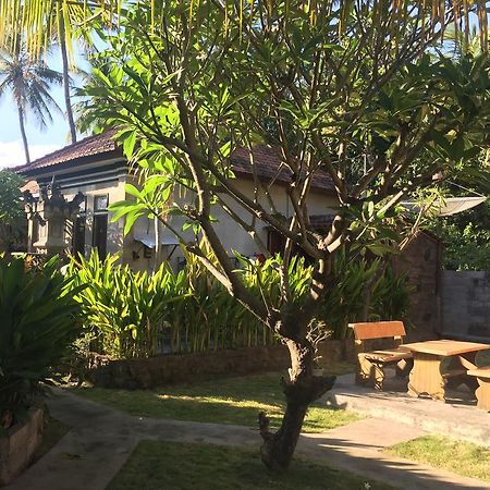 Kputra Homestay Amed Exterior foto