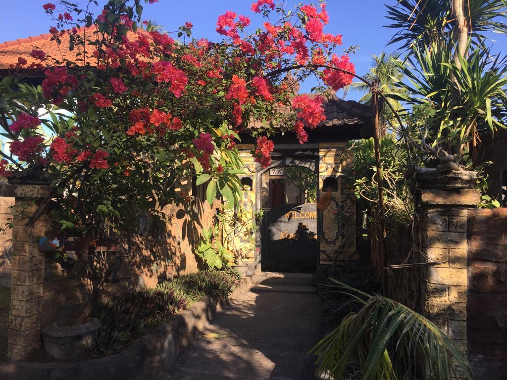 Kputra Homestay Amed Exterior foto