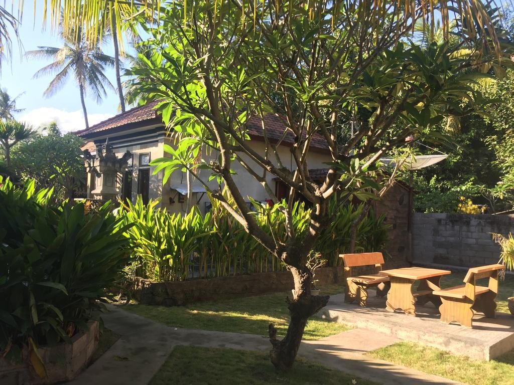 Kputra Homestay Amed Exterior foto