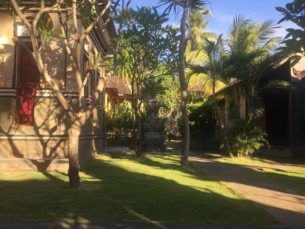 Kputra Homestay Amed Exterior foto